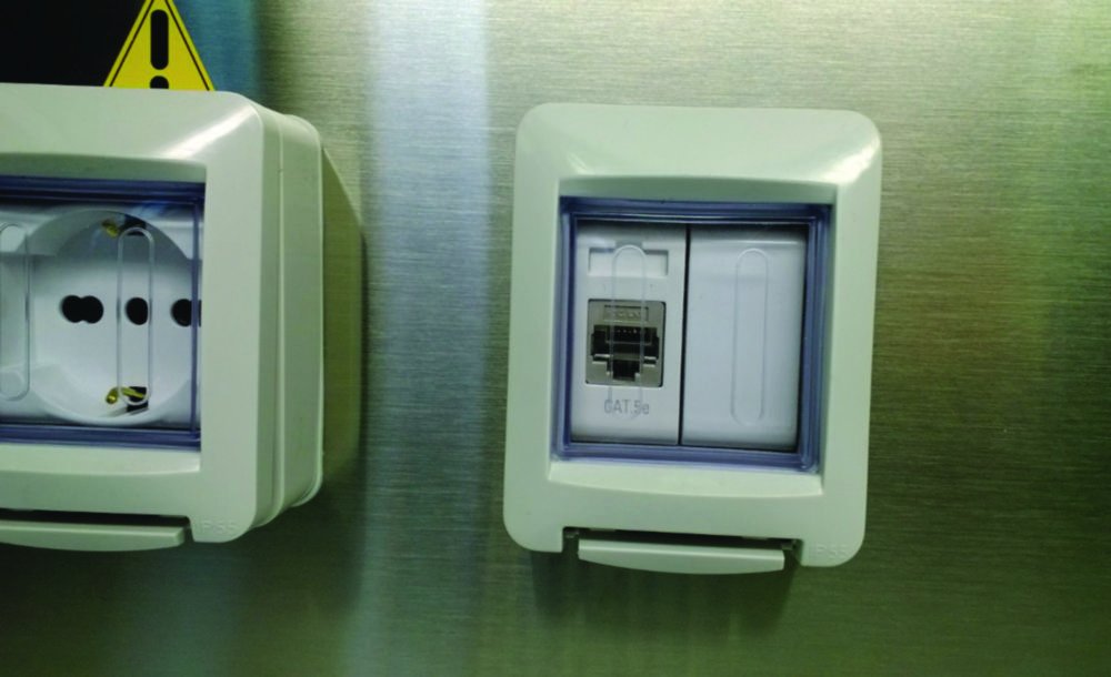 Zusätzliche Datensteckdosen für mikrobiologische Sicherheitswerkbänke SafeFAST Premium